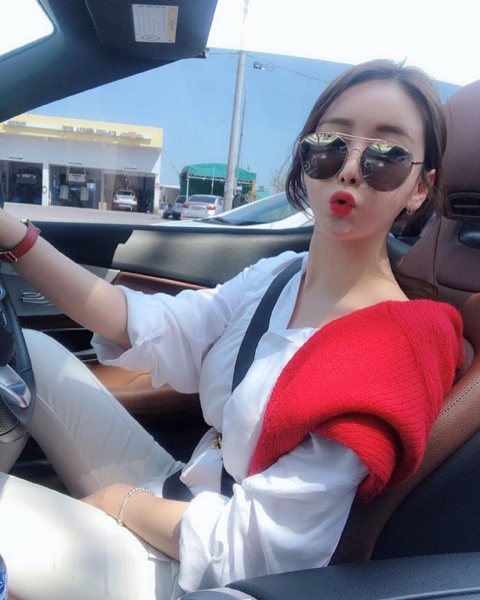 跑车里的气质美女自拍照图片