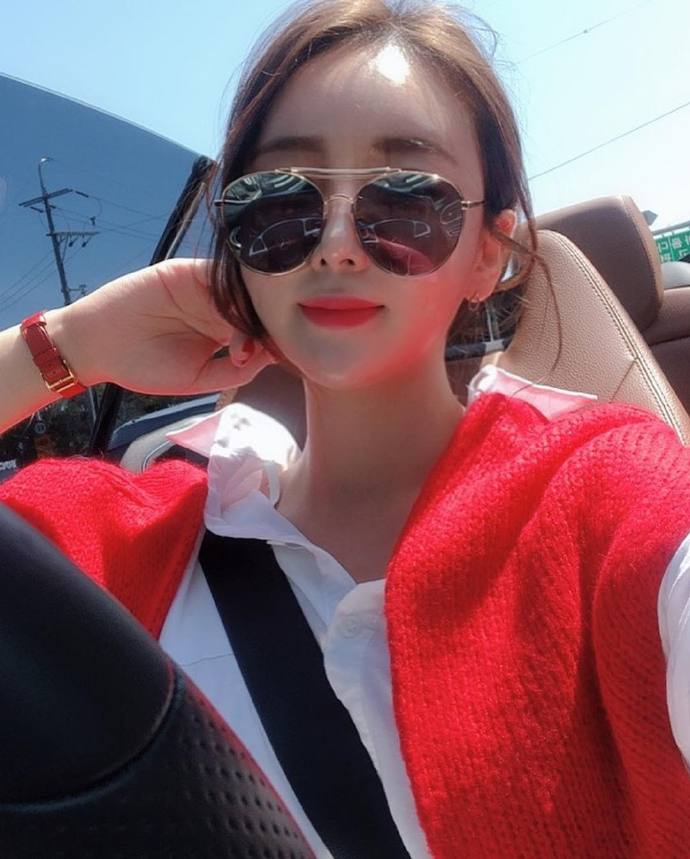 跑车里的气质美女自拍照图片 5