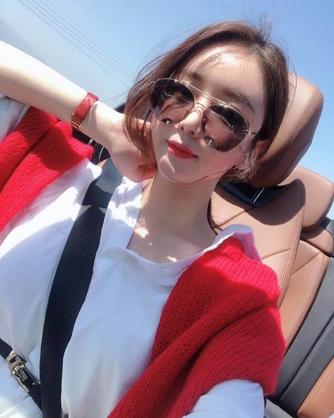 跑车里的气质美女自拍照图片 7