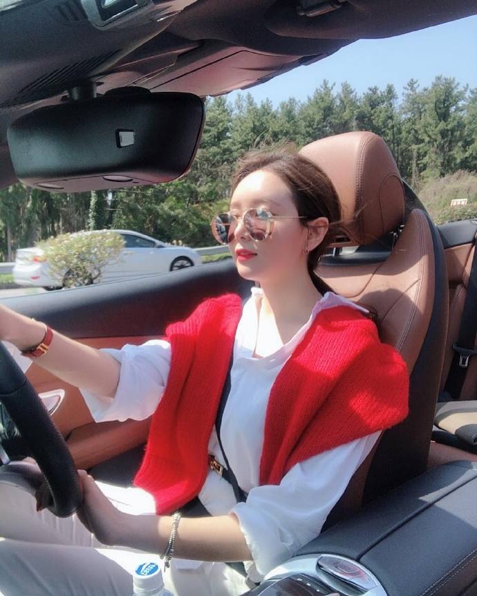 跑车里的气质美女自拍照图片 8