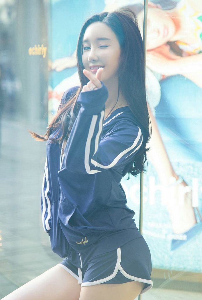 运动装丰满美女图片 2