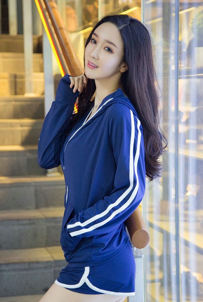 运动装丰满美女图片 3