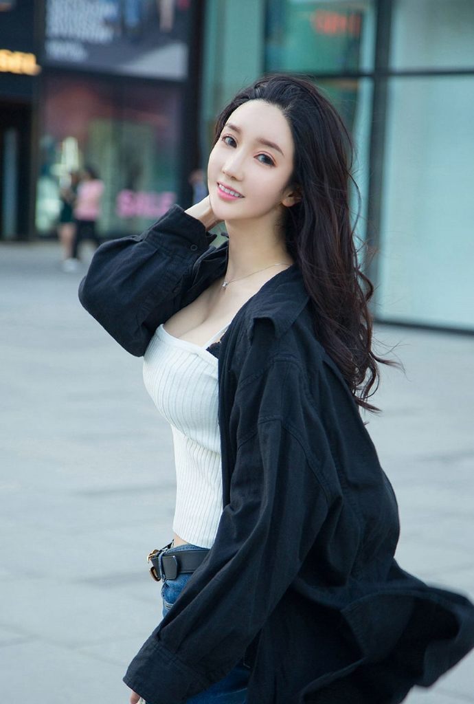 运动装丰满美女图片 7