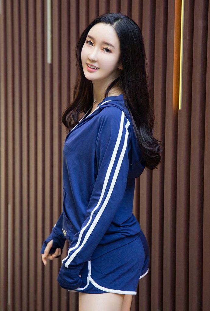 运动装丰满美女图片 8