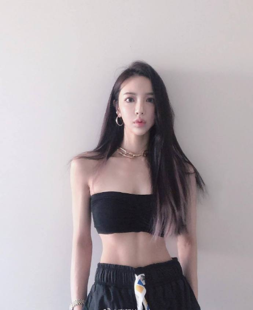 清纯美女李妍和小蛮腰图片 2