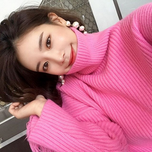 漂亮的短发女生自拍照图片