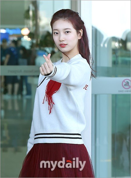 韩国美女图片 元气少女裴秀智巴黎时装周看秀图 2