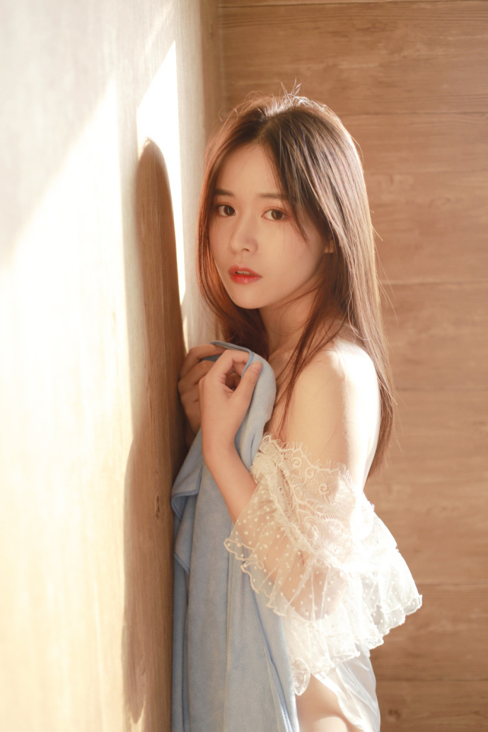青涩女孩透明白纱裙私房照图片 2