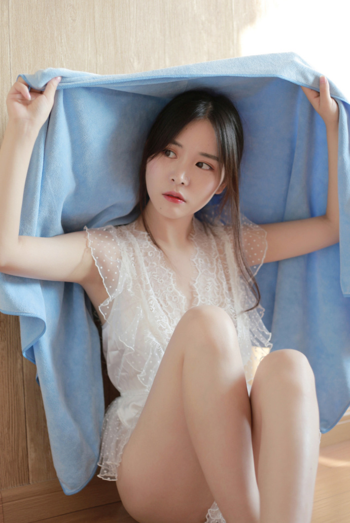 青涩女孩透明白纱裙私房照图片 5