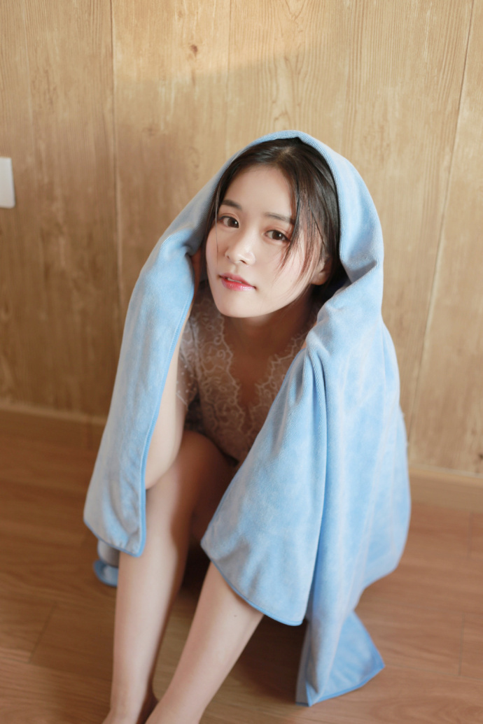 青涩女孩透明白纱裙私房照图片 7