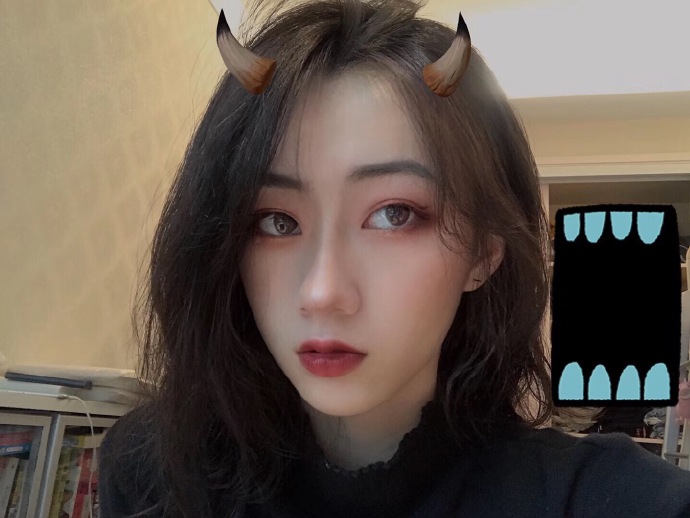 网红小脸美女自拍照图片