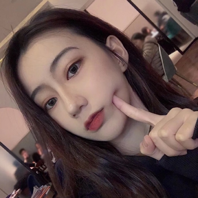 网红小脸美女自拍照图片