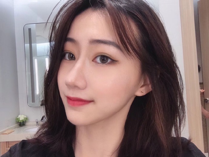 网红小脸美女自拍照图片 7
