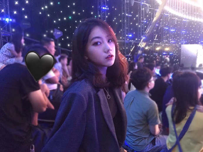 网红小脸美女自拍照图片 9
