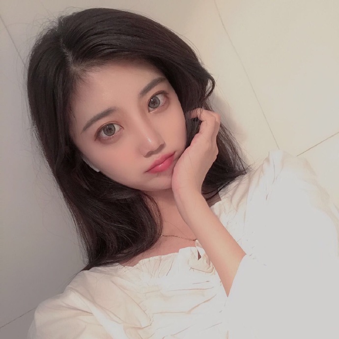 鹅蛋脸美女自拍照图片 小家碧玉