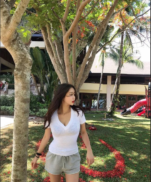 清纯美女胸部走光图片 2