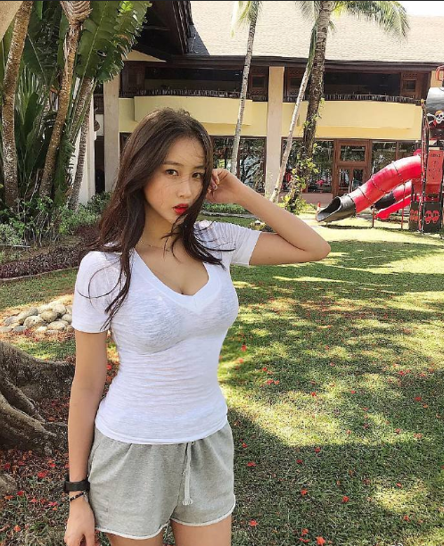 清纯美女胸部走光图片 3