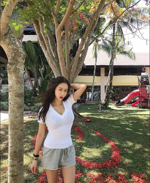 清纯美女胸部走光图片 6