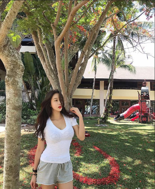 清纯美女胸部走光图片 7