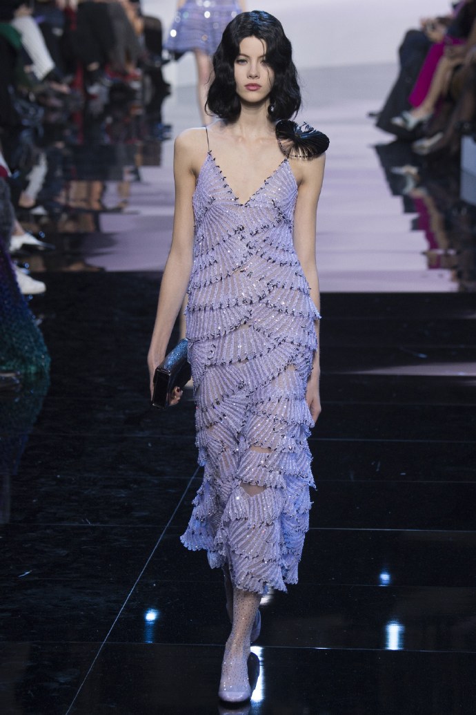 时尚品牌Armani Priv&eacute;紫色礼服图片