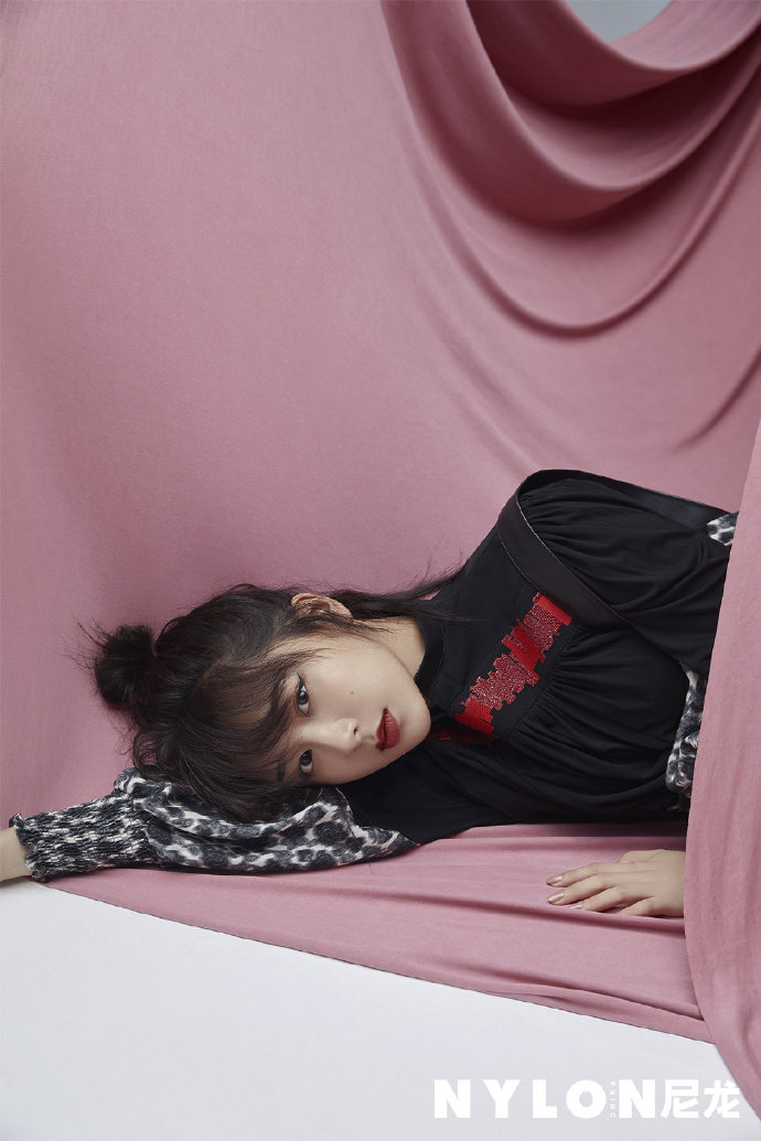 北京美女图片 明星美女杨紫《NYLON 尼龙》封面图 4