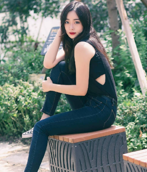 紧身牛仔裤美女与紧身皮裤美女图片 你喜欢那个 4