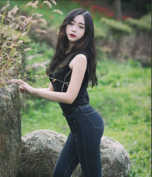 紧身牛仔裤美女与紧身皮裤美女图片 你喜欢那个 5