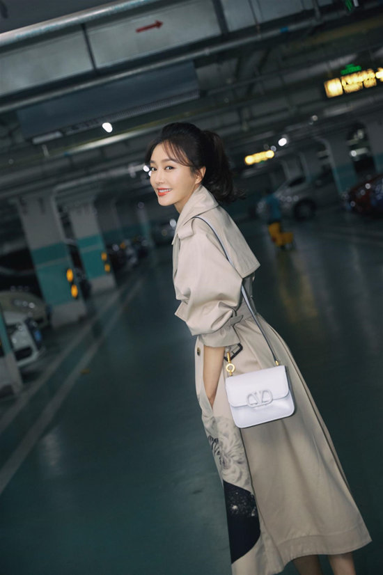 中国美女图片 明星美女秦岚启程巴黎时装周图片 2