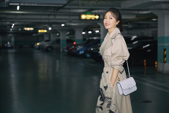 中国美女图片 明星美女秦岚启程巴黎时装周图片 5