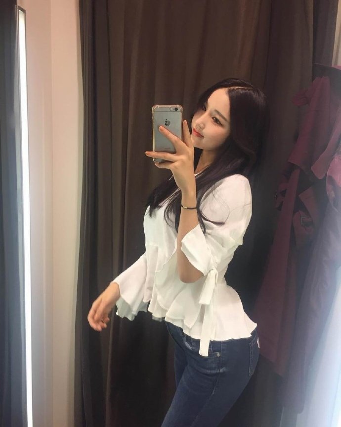 凹凸有致的气质美女自拍照图片