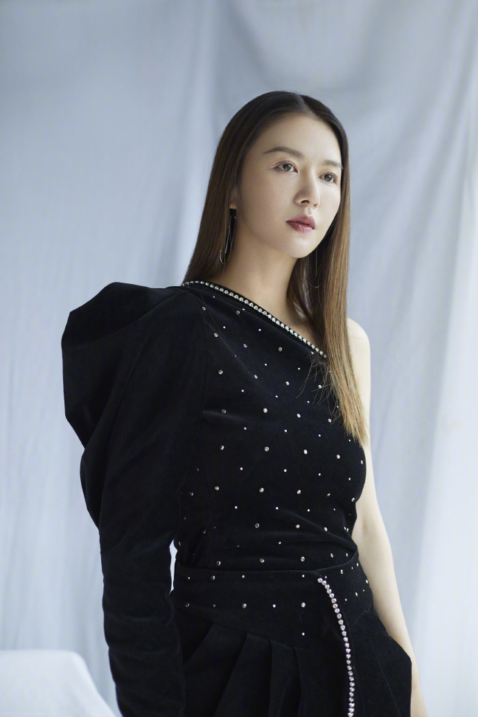 四川美女图片 内地女歌手谭维维单肩丝绒裙图片