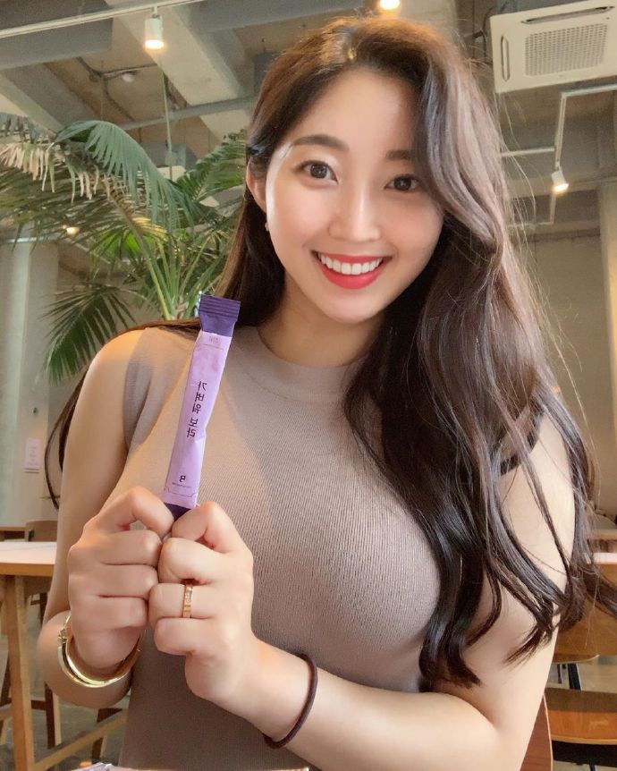 渣女大波浪卷发气质美女图片