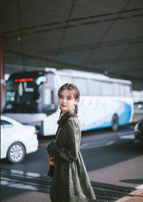 中国美女明星杨超越出发巴黎时装周机场街拍图 2