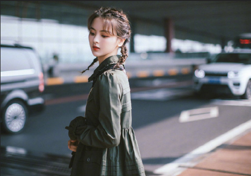 中国美女明星杨超越出发巴黎时装周机场街拍图 4