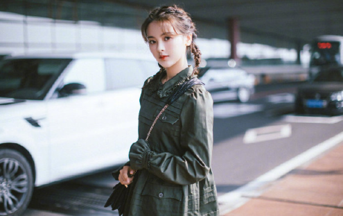 中国美女明星杨超越出发巴黎时装周机场街拍图 5
