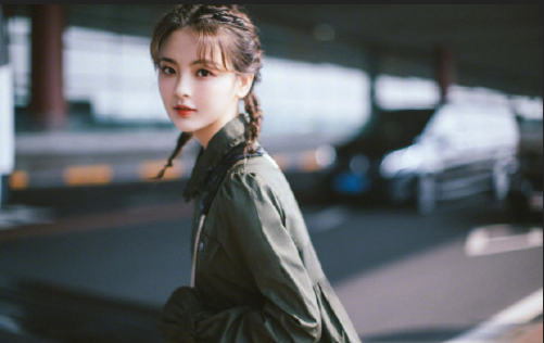 中国美女明星杨超越出发巴黎时装周机场街拍图 6
