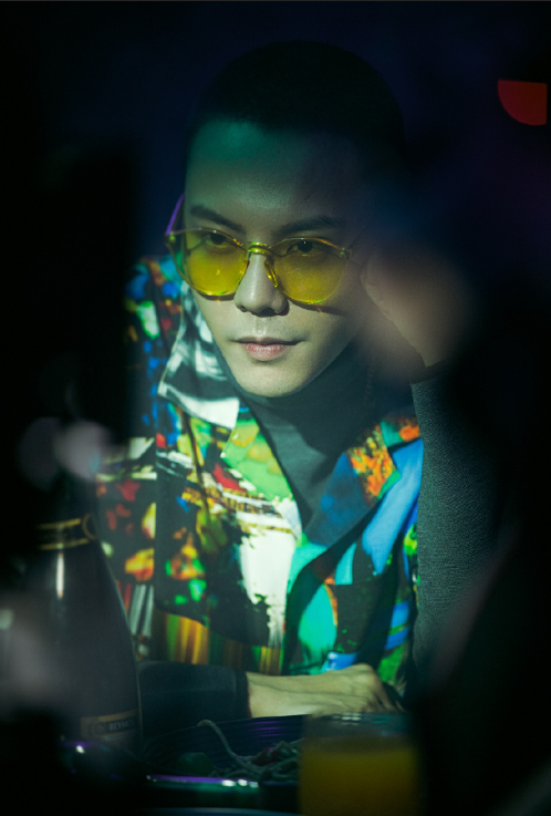 香港男明星陈伟霆花衬衫搭配高领毛衣时尚图片 3