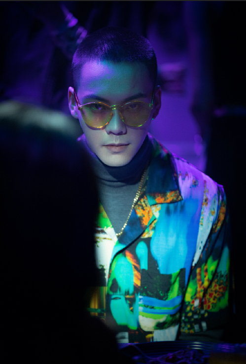 香港男明星陈伟霆花衬衫搭配高领毛衣时尚图片 5