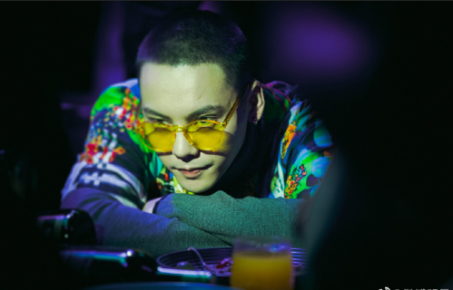 香港男明星陈伟霆花衬衫搭配高领毛衣时尚图片 6
