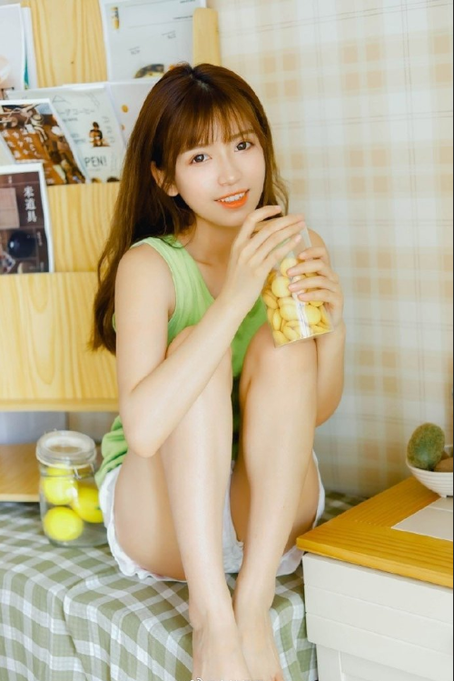 背心热裤美女图片居家性感美腿写真 3