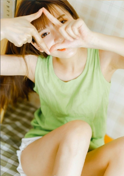 背心热裤美女图片居家性感美腿写真 4