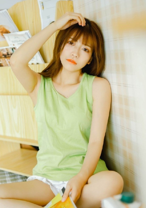 背心热裤美女图片居家性感美腿写真 5