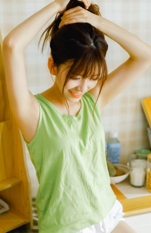 背心热裤美女图片居家性感美腿写真 9