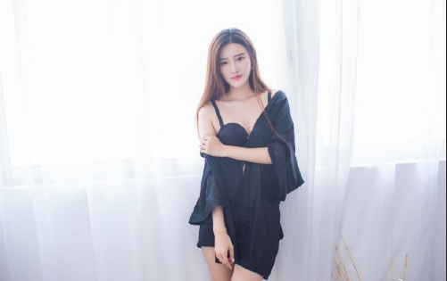 性感黑色睡裙美女开胸小细腿图片 5