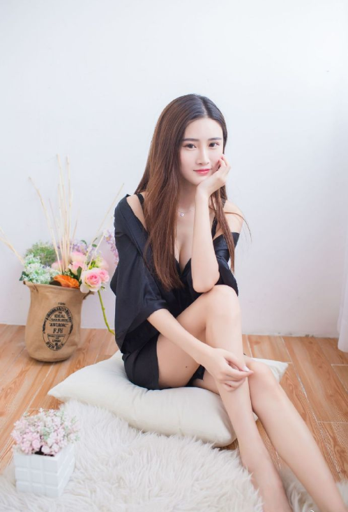 性感黑色睡裙美女开胸小细腿图片 9