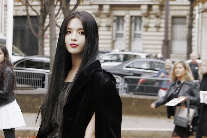 江苏美女图片 明星美女杨超越看秀造型暗黑御姐 2