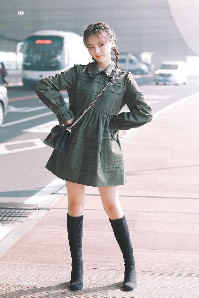 江苏美女图片 明星美女杨超越看秀造型暗黑御姐 7