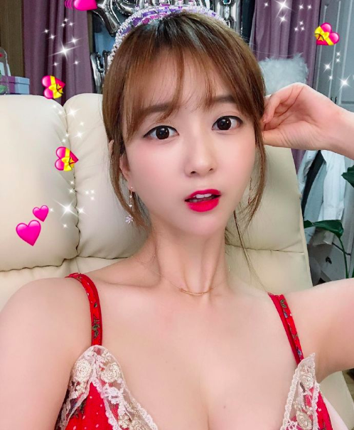 圆脸可爱美女自拍照图片
