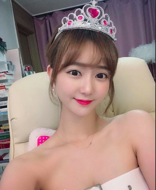 圆脸可爱美女自拍照图片 6