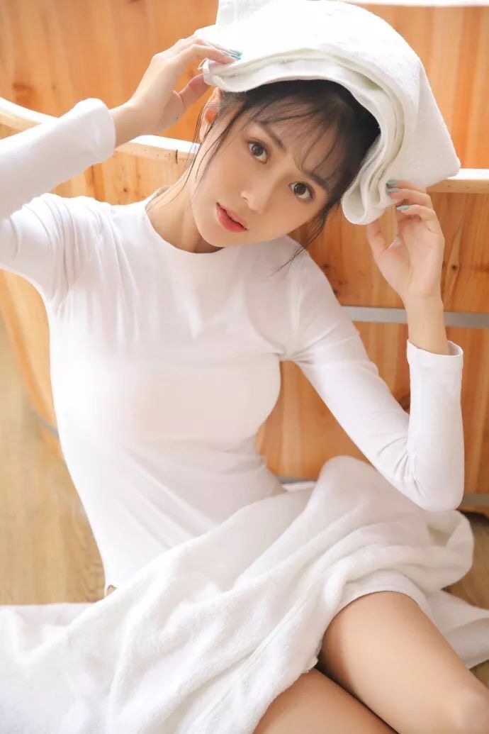 白T恤清纯美少女图片 2